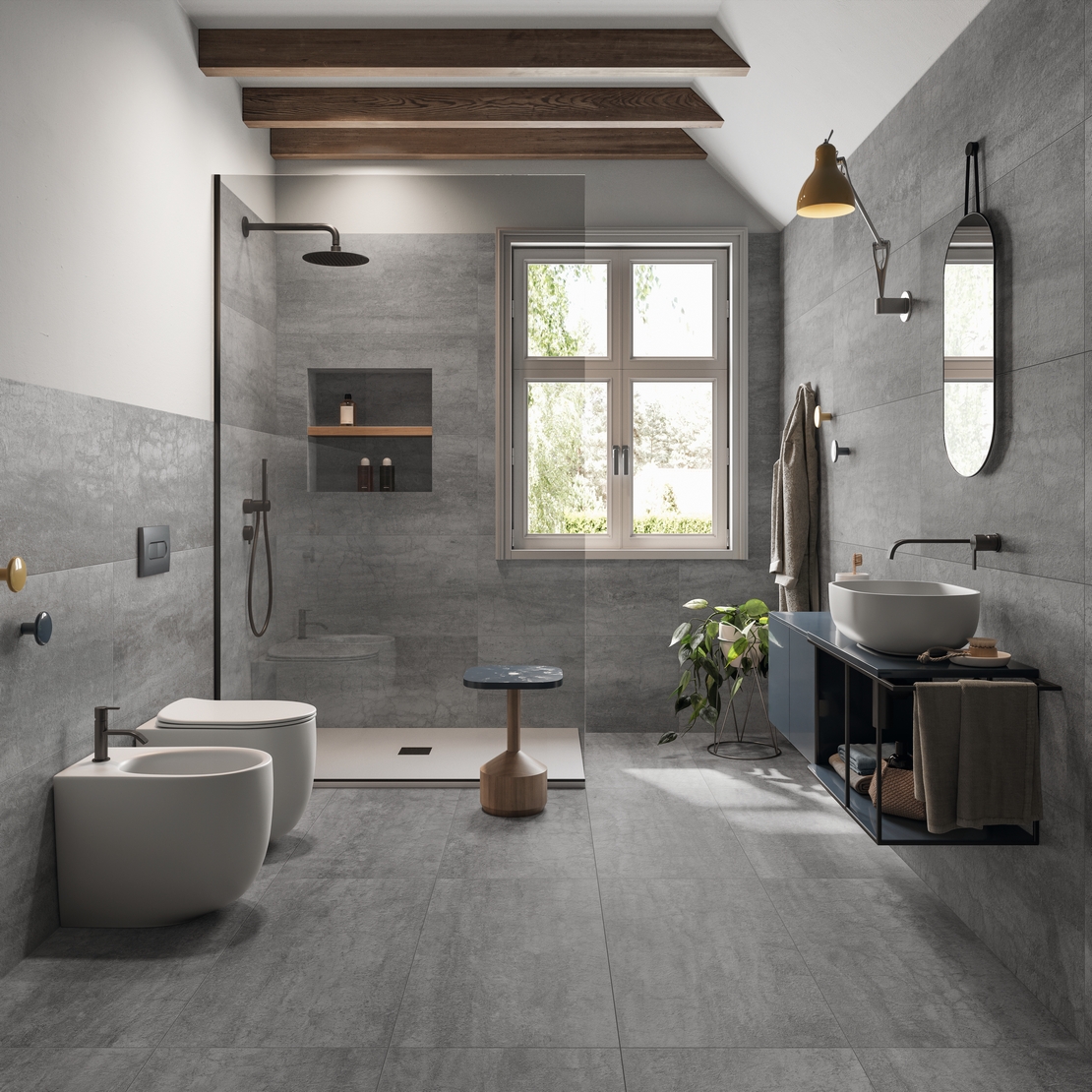 Minimalistisches Badezimmer mit Dusche. Moderne graue Steinoptik mit industriellem Stil - Inspirationen Iperceramica