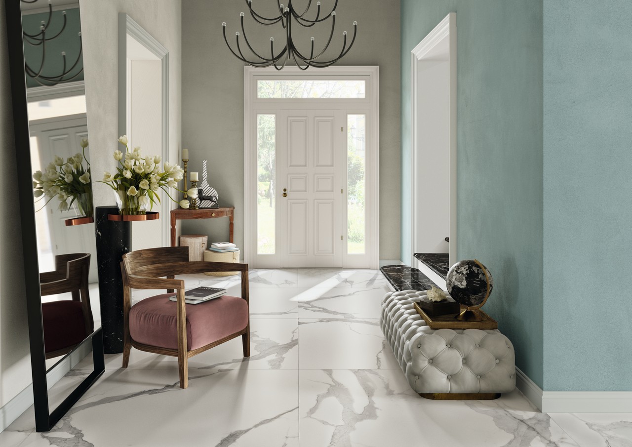 Klassisches Wohnzimmer mit Boden in Marmoroptik und Wänden in Grau- und Blautönen - Inspirationen Iperceramica