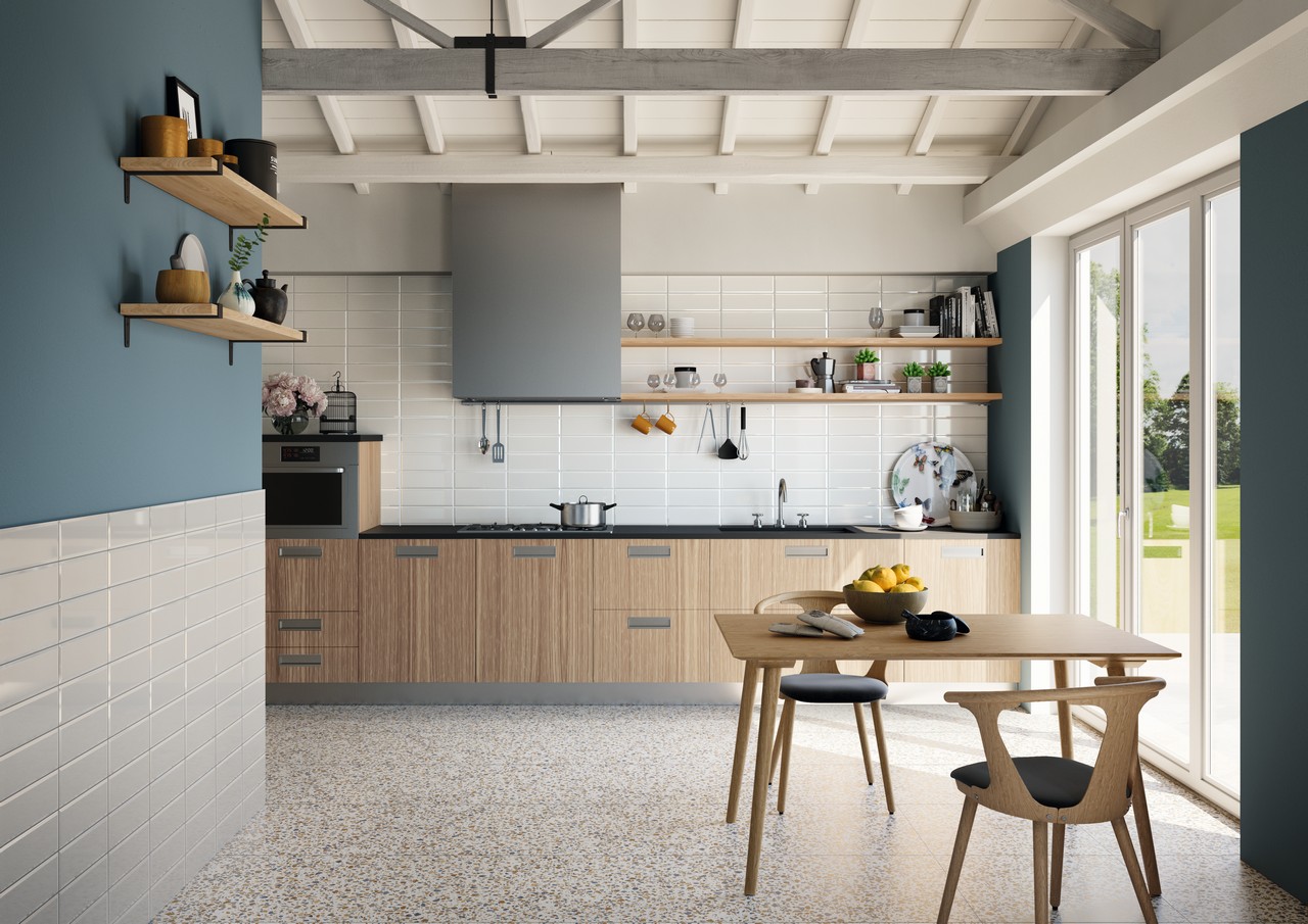 Cucina moderna gres effetto marmo beige bianco  e pareti sui toni blu - Ambienti Iperceramica