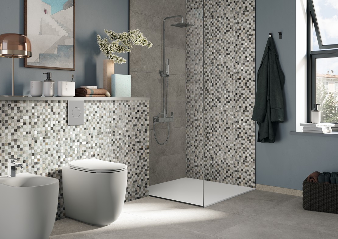 Bagno moderno con doccia in mosaico grigio, pavimento effetto pietra - Ambienti Iperceramica