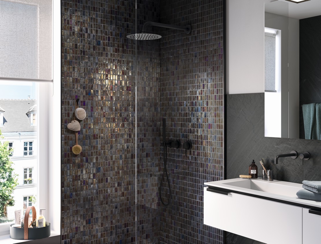 Badezimmer im Industriestil mit Mosaikverkleidung in Metalloptik - Inspirationen Iperceramica