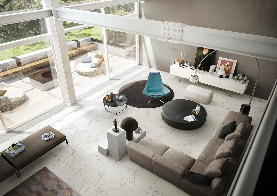 Soggiorno minimal open space, pavimento in gres effetto marmo, toni del bianco e grigio - Ambienti Iperceramica