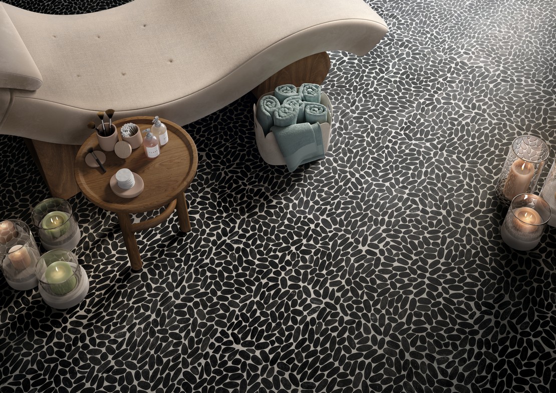 Spa moderne avec sol mosaïque en pierre noire - Inspirations Iperceramica