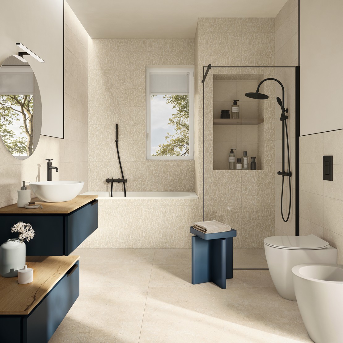 Elegantes beiges Badezimmer mit dekorierten Badewanne und Dusche