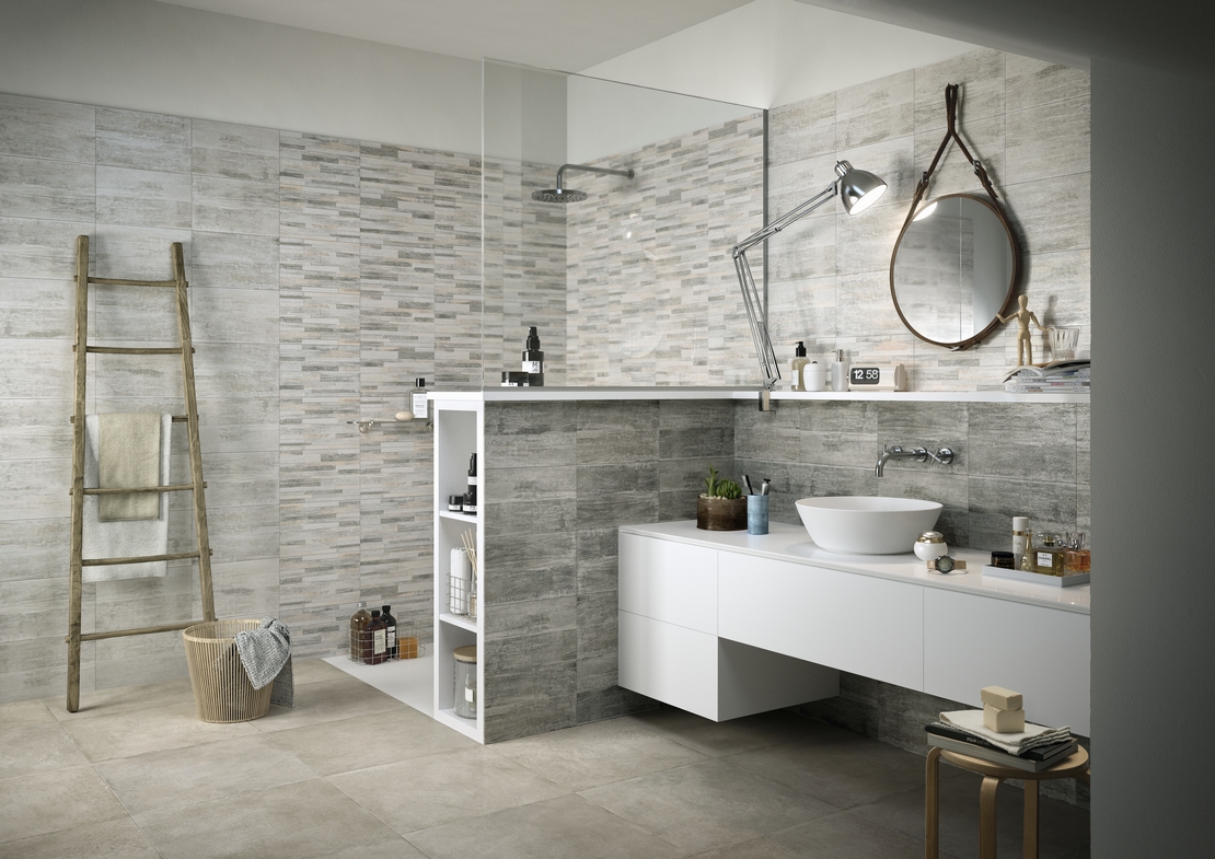 Bagno moderno con doccia. Rivestimento rustico effetto legno e cemento grigio - Ambienti Iperceramica