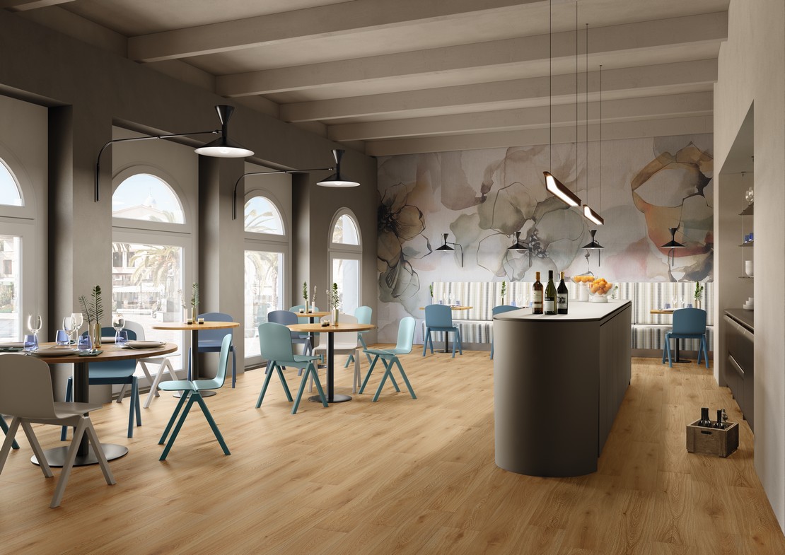 Ristorante bar moderno e colorato con pavimento effetto legno marrone - Ambienti Iperceramica