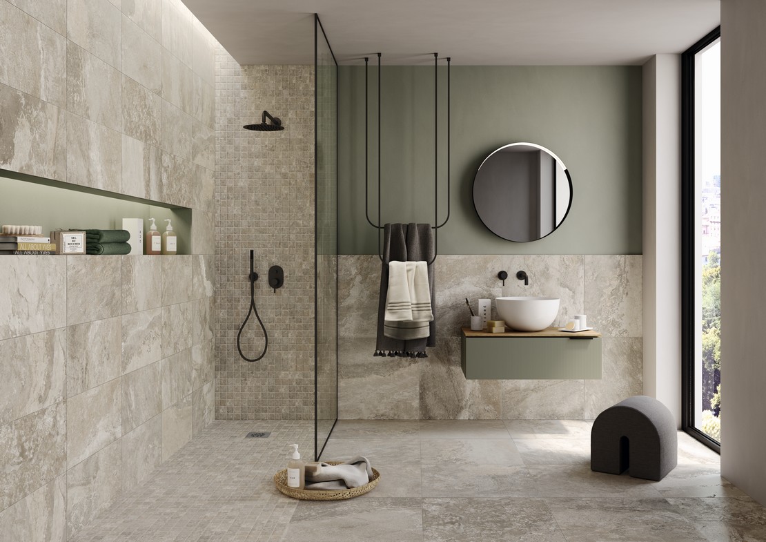 Modernes Badezimmer mit grauen Boden- und Wandfliesen in Steinoptik für einen rustikalen Effekt - Inspirationen Iperceramica