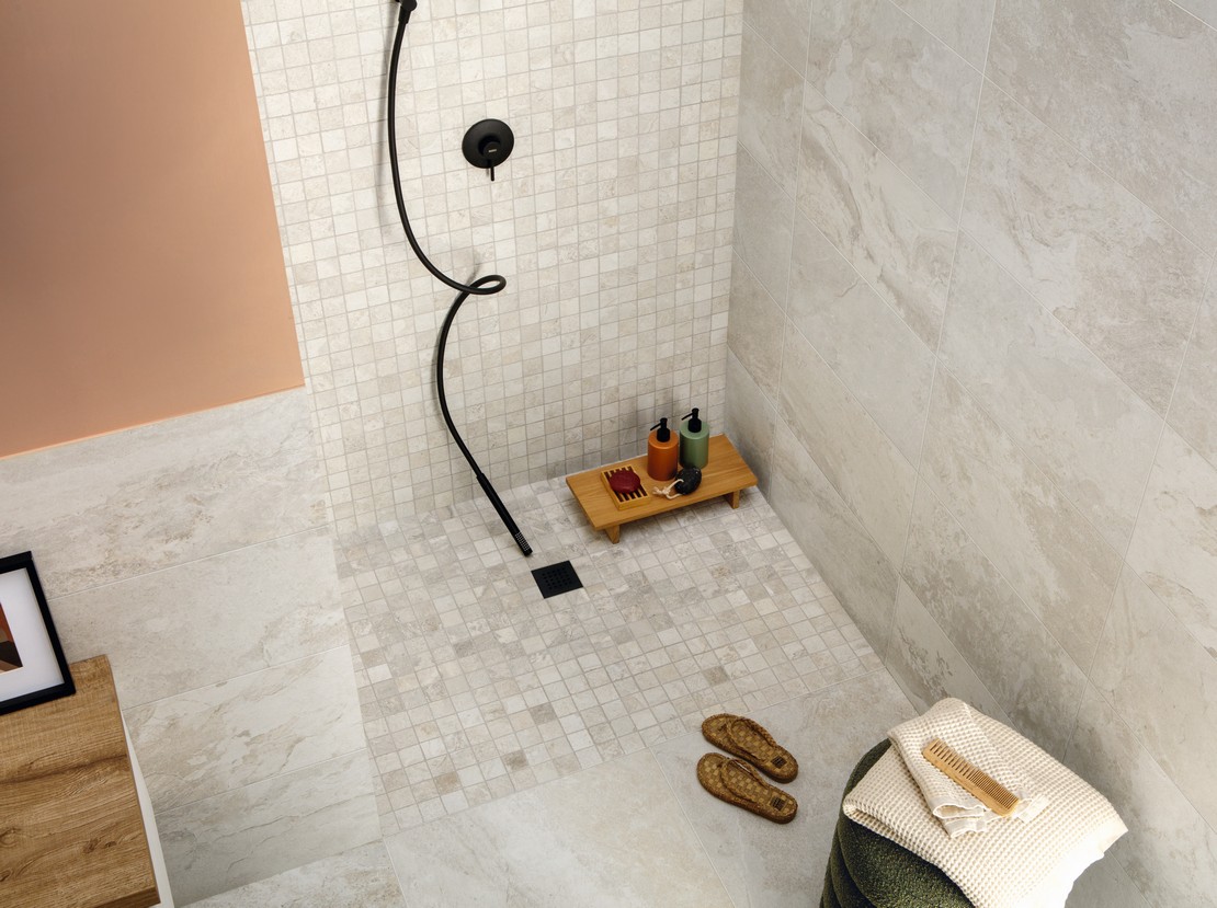 Petite salle de bains moderne avec sol et mur imitation pierre beige - Inspirations Iperceramica