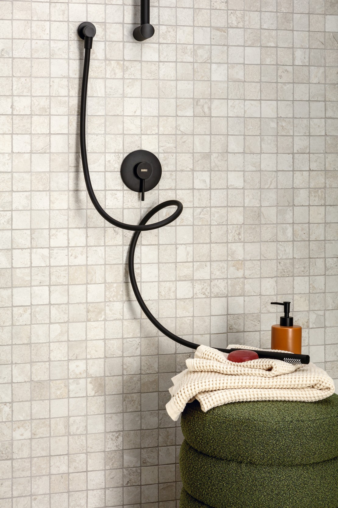 Salle de bains moderne avec douche en mosaïque effet pierre dans un style rustique - Inspirations Iperceramica