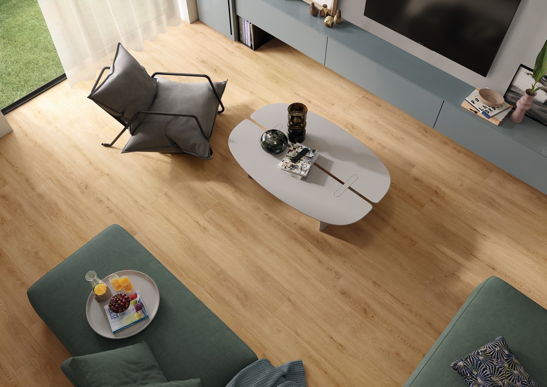 Soggiorno moderno piccolo con pavimento effetto legno beige - Ambienti Iperceramica