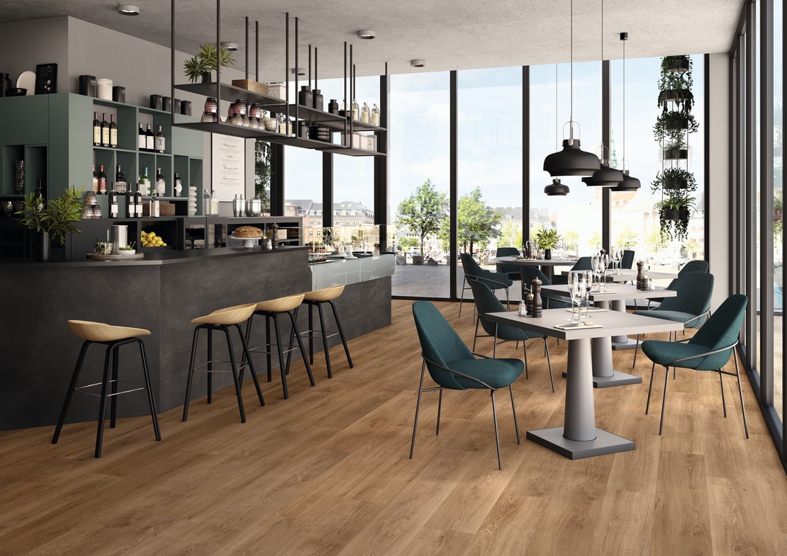 Ristorante bar moderno con pavimento effetto legno - Ambienti Iperceramica