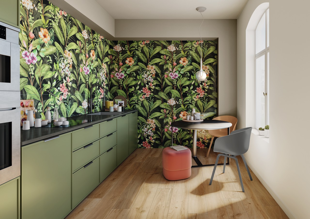 Farbige lineare Küche mit modernem Tapetenoptik-Feinsteinzeug in Rosa und Grün - Inspirationen Iperceramica