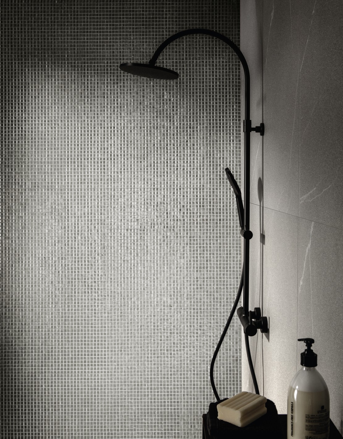 Bagno moderno in stile industriale minimalista con doccia in mosaico grigio platino  - Ambienti Iperceramica