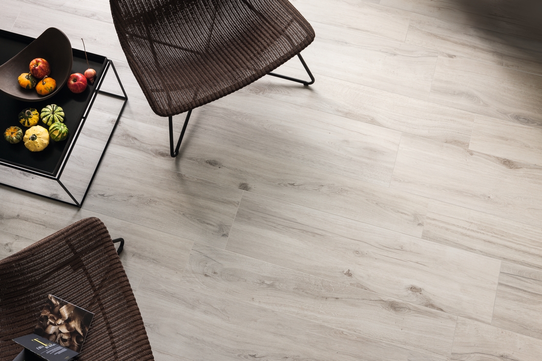 Soggiorno moderno: pavimento effetto legno bianco per un tocco rustico - Ambienti Iperceramica