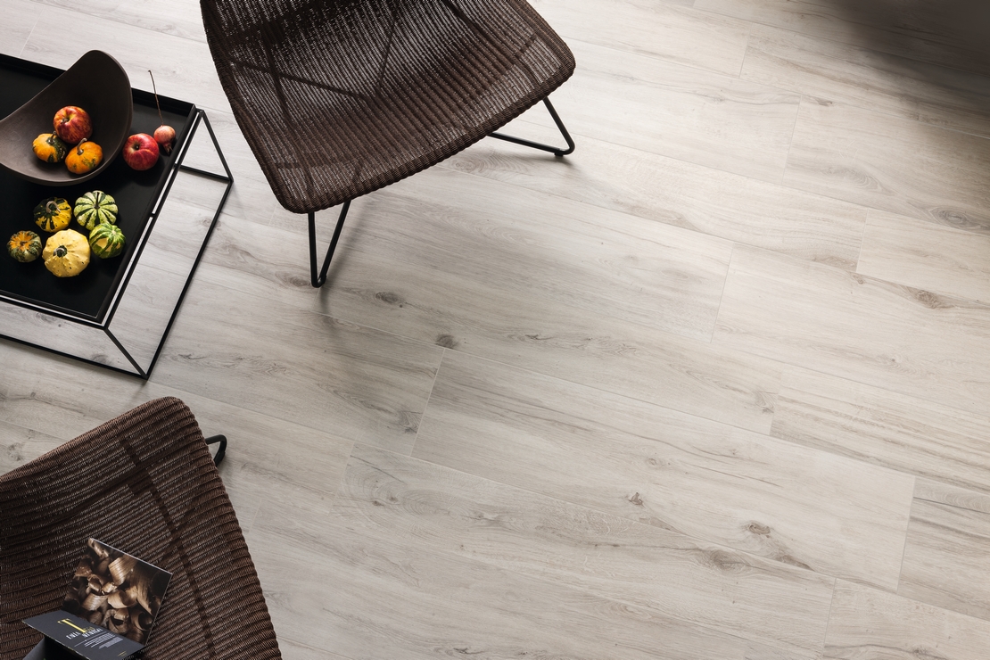 Séjour moderne : sol effet bois blanc pour une touche rustique. - Inspirations Iperceramica
