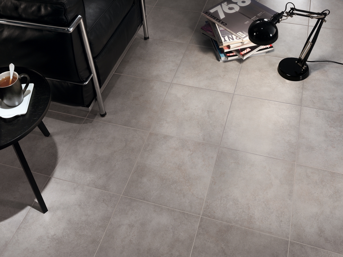 soggiorno classico, pavimento in gres effetto marmo grigio minimale - Ambienti Iperceramica