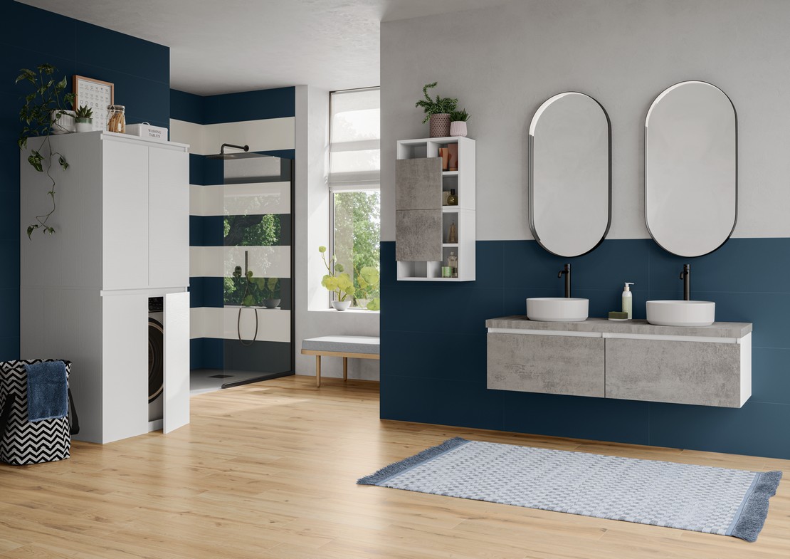 Bagno moderno con doccia, pavimento effetto legno e rivestimento blu - Ambienti Iperceramica