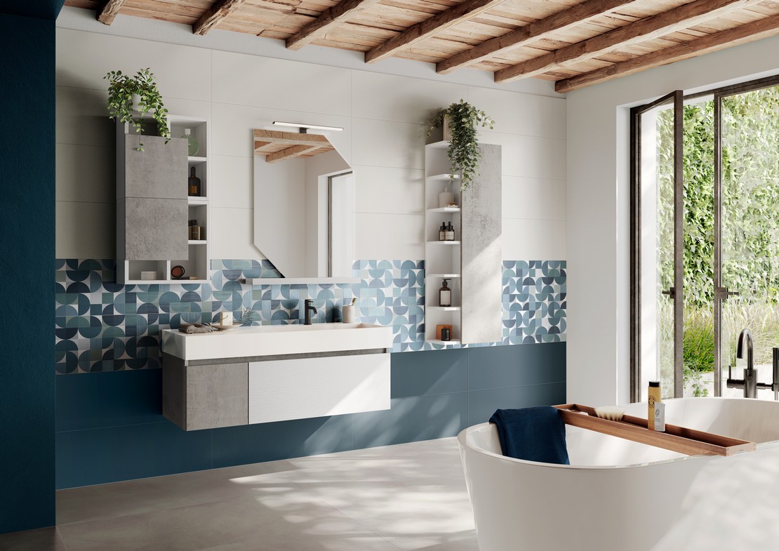 Bagno moderno con pavimento effetto cemento e rivestimento effetto carta da parati blu - Ambienti Iperceramica