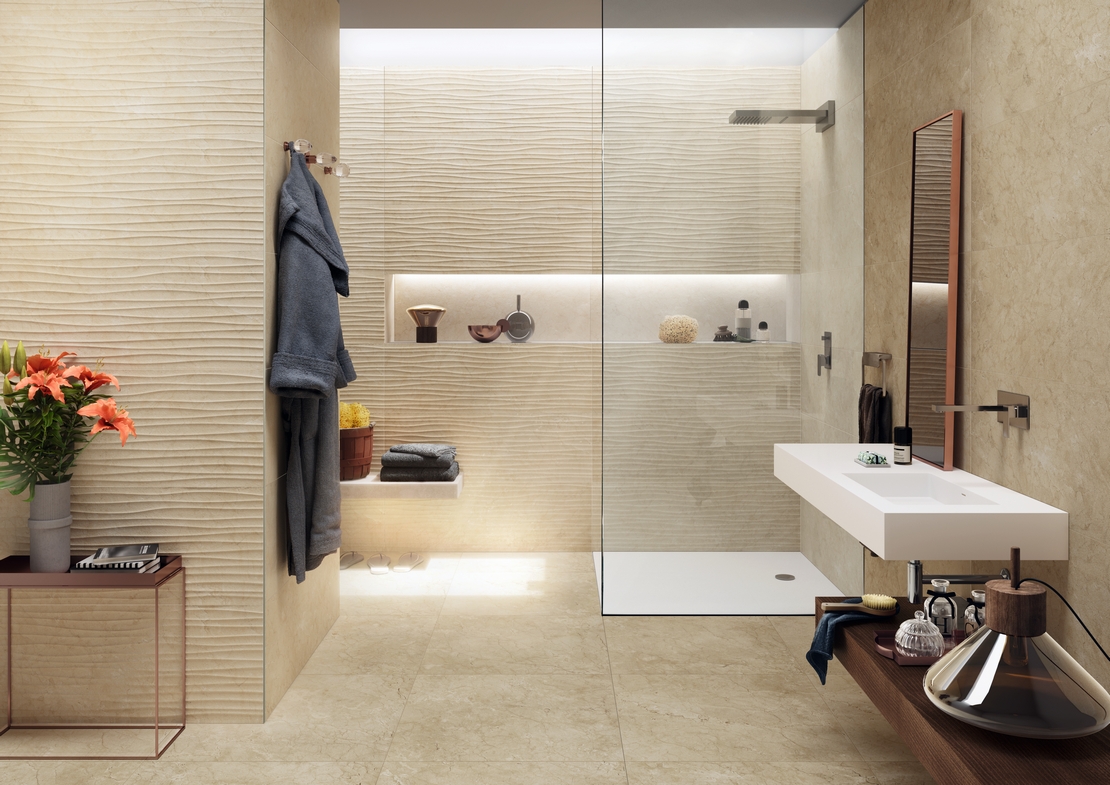 Klassisches Badezimmer mit Dusche. Minimalistisches, modernes 3D Dekor und luxuriöse beige Marmoroptik - Inspirationen Iperceramica