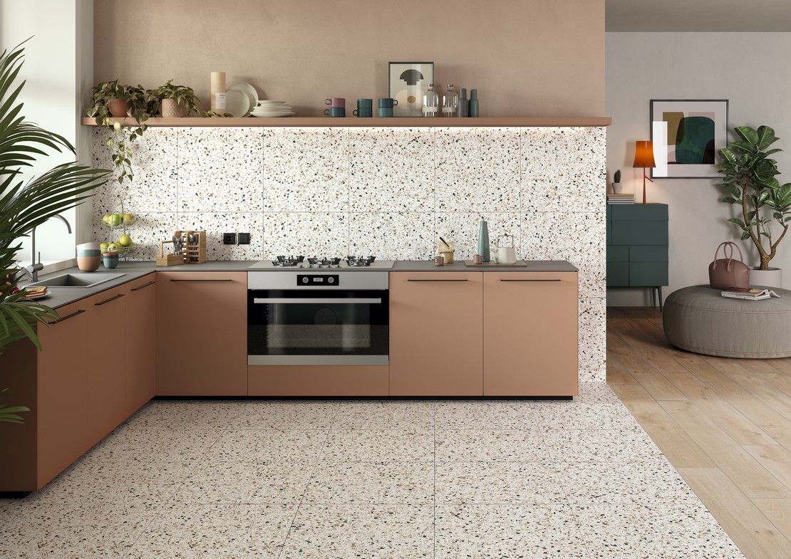 Cuisine ouverte en angle classique avec sol et mur effet terrazzo  - Inspirations Iperceramica