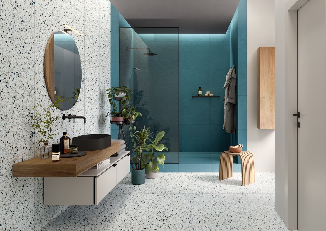 Modernes Bad mit grünem Boden in Terrazzoptik und blauen Wandfliesen  - Inspirationen Iperceramica