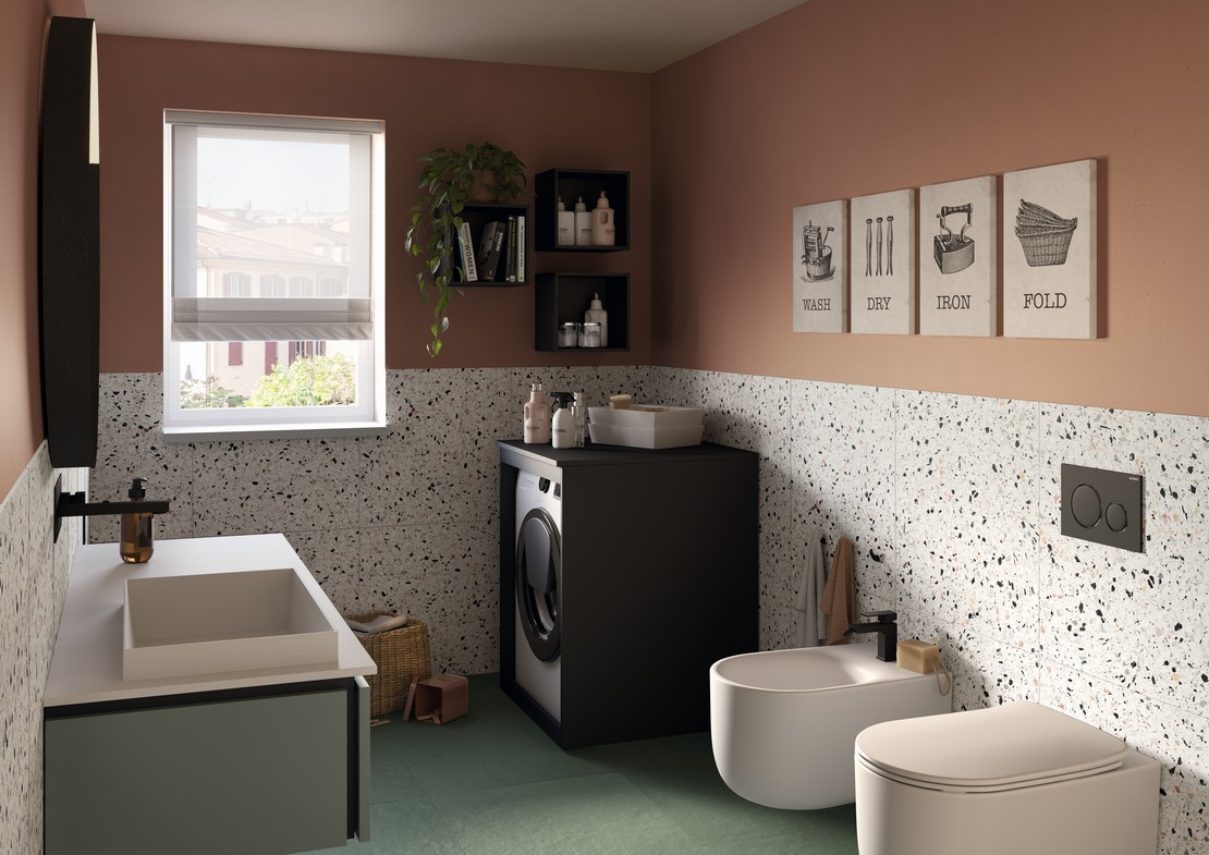 Bagno moderno piccolo colorato, rivestimento effetto graniglia - Ambienti Iperceramica