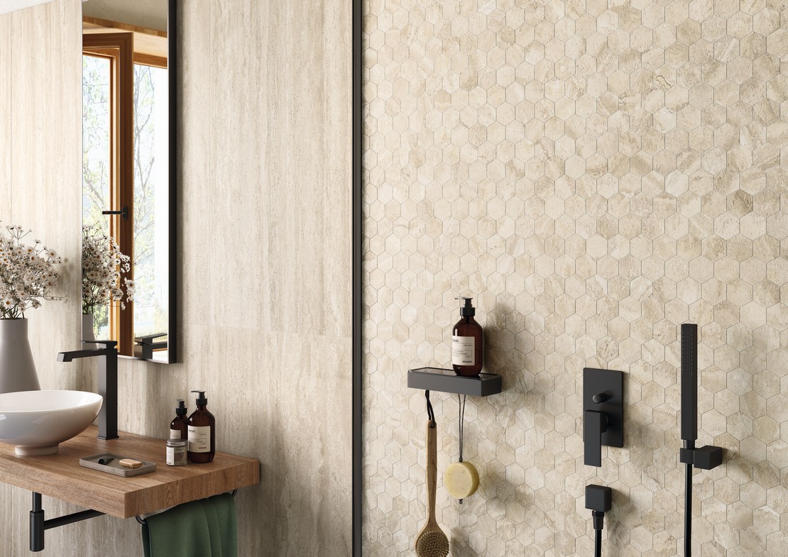 Modernes und luxuriöses Badezimmer mit Wandfliesen in der Dusche Marmoroptik Beige - Inspirationen Iperceramica