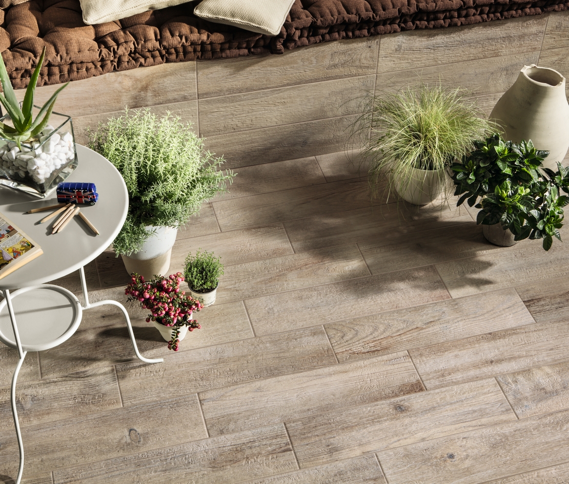 Moderner Balkon in Beigetönen, Feinsteinzeugboden mit Holzoptik - Inspirationen Iperceramica