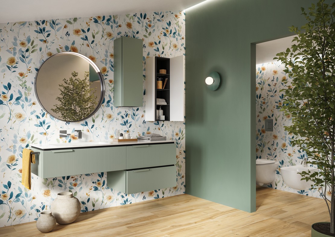 Salle de bains moderne avec sol imitation bois beige et carrelage mural effet papier peint bleu vert jaune - Inspirations Iperceramica