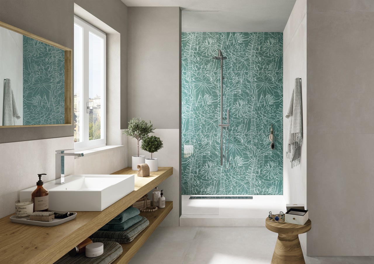 Modernes Badezimmer mit Verkleidung in Tapetenoptik und Boden in Zementoptik - Inspirationen Iperceramica