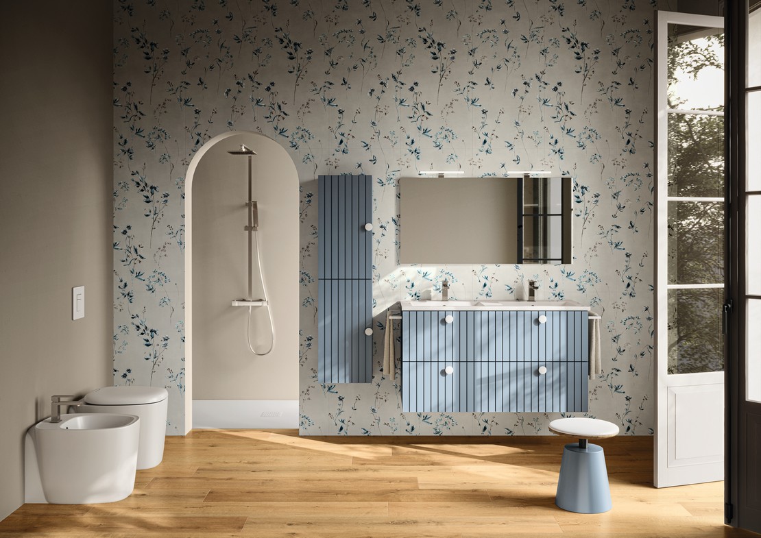 Salle de bains classique avec douche, carrelage mural effet papier peint, sol effet bois - Inspirations Iperceramica