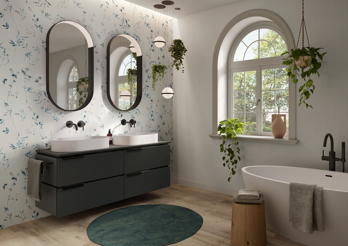 Bagno in stile vintage con vasca e rivestimento effetto carta da parati bianca e blu - Ambienti Iperceramica