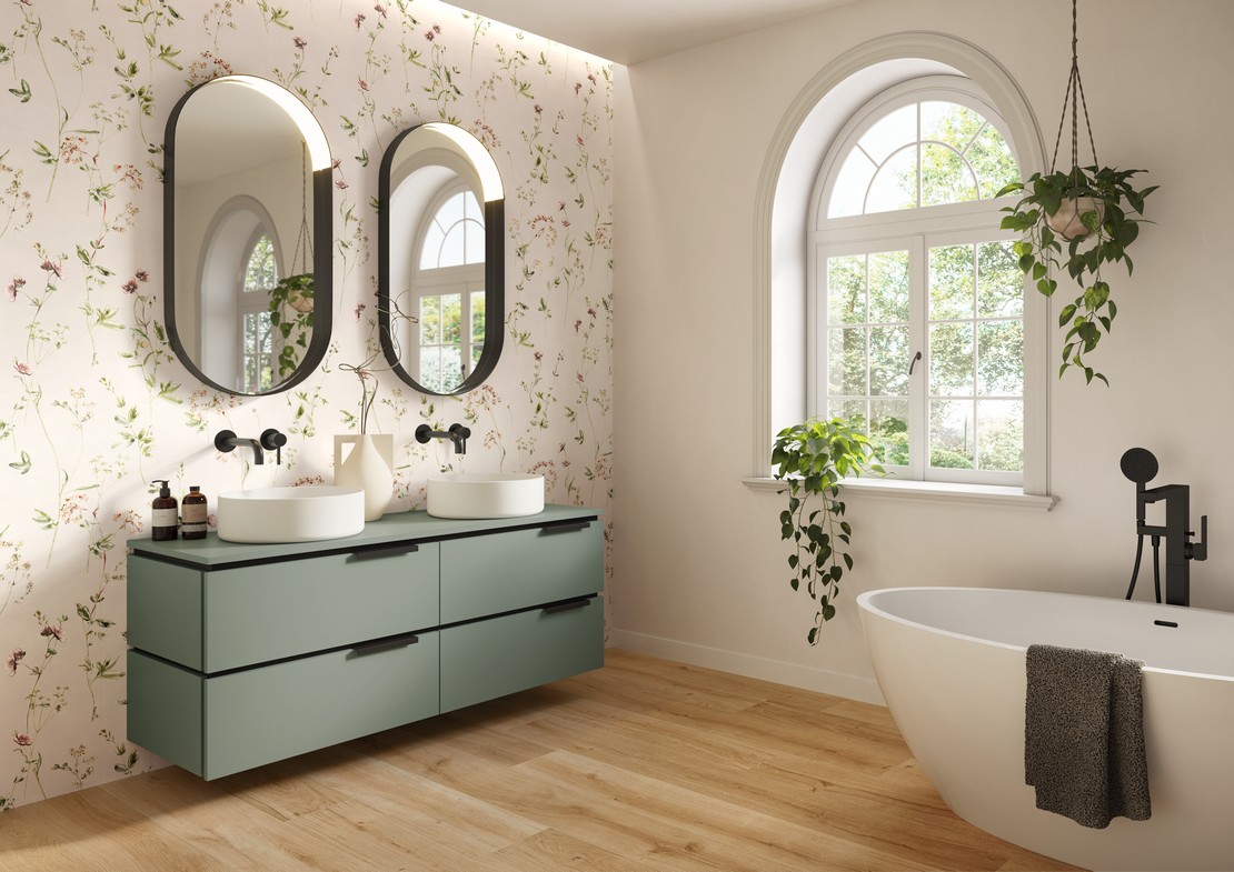 Bagno moderno con pavimento effetto legno e rivestimento effetto carta da parati verde e rosa - Ambienti Iperceramica