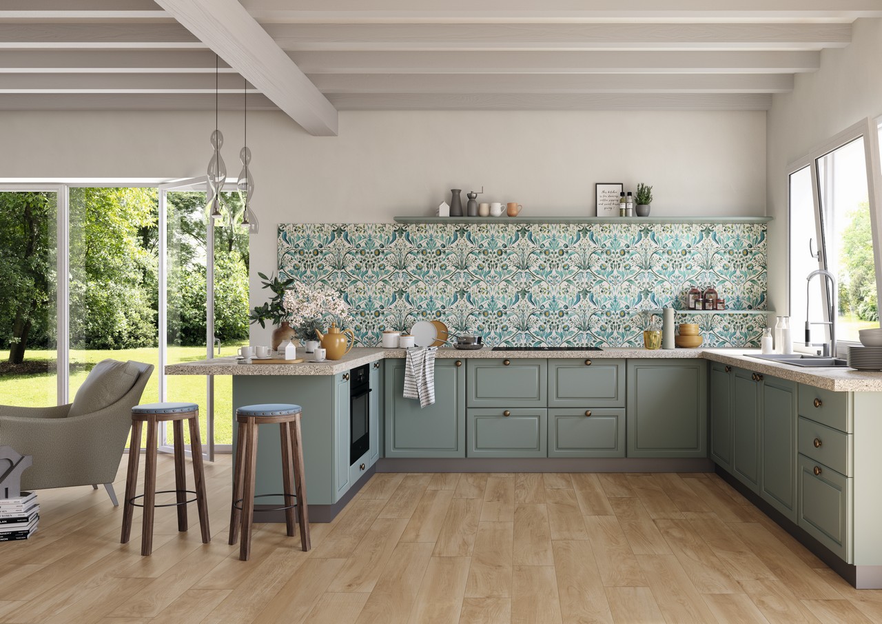 Cuisine rustique avec bar, grès cérame effet bois et papier peint pour une touche classique. - Inspirations Iperceramica