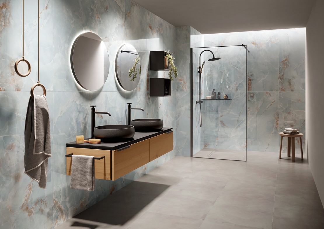 Bagno di lusso con pavimento effetto legno e rivestimento effetto marmo azzurro - Ambienti Iperceramica