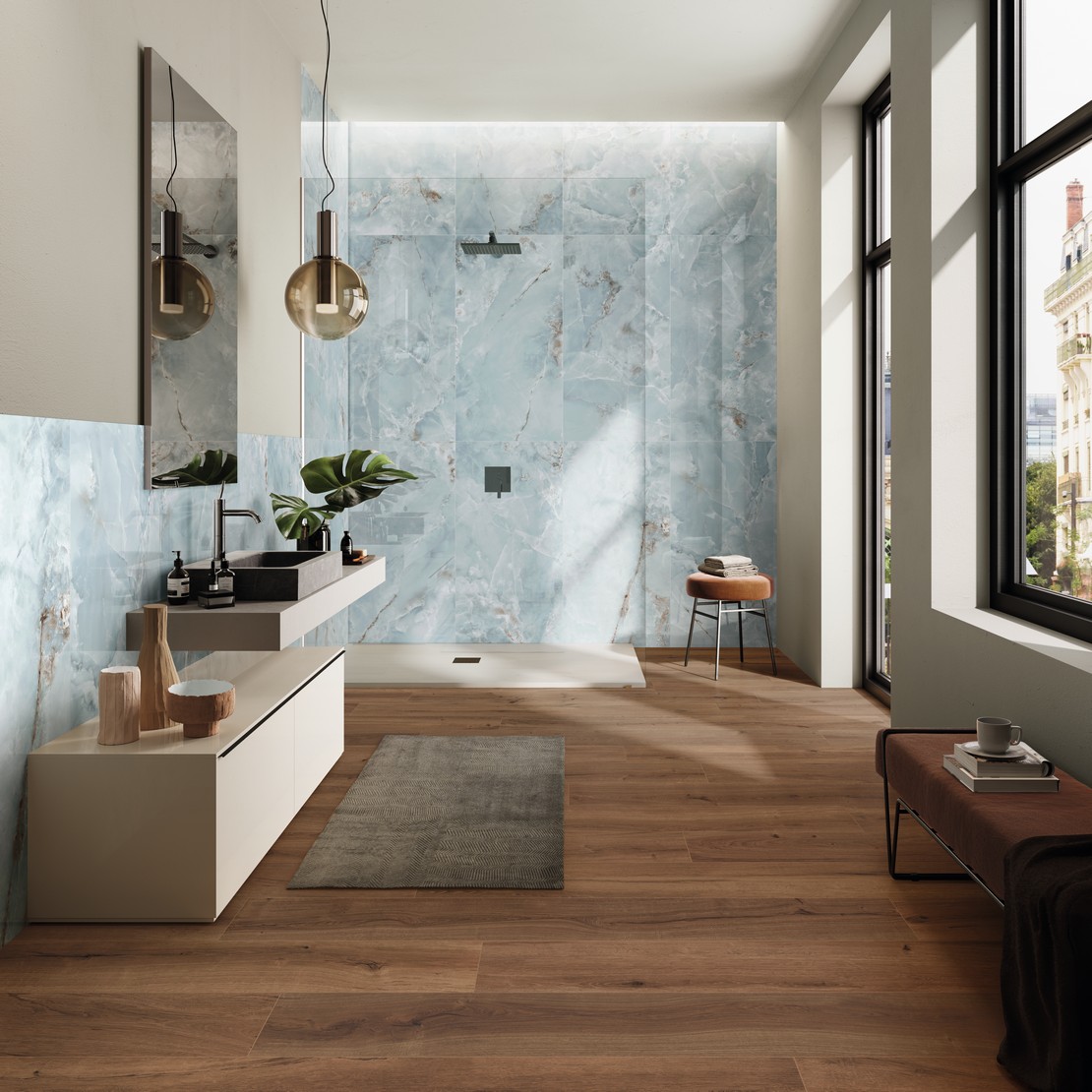 Salle de bains de luxe avec sol effet béton et revêtement effet marbre bleu - Inspirations Iperceramica
