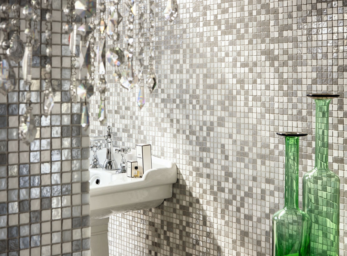 Bagno classico di lusso. Mosaico bianco e grigio con effetto madreperla dallo stile vintage - Ambienti Iperceramica