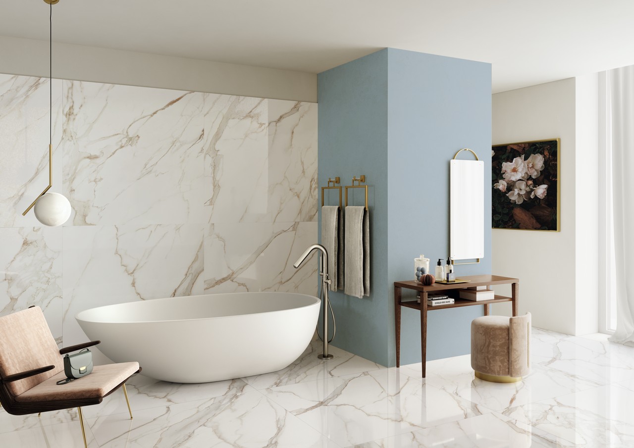 Bagno moderno con vasca, gres effetto marmo bianco e beige per un