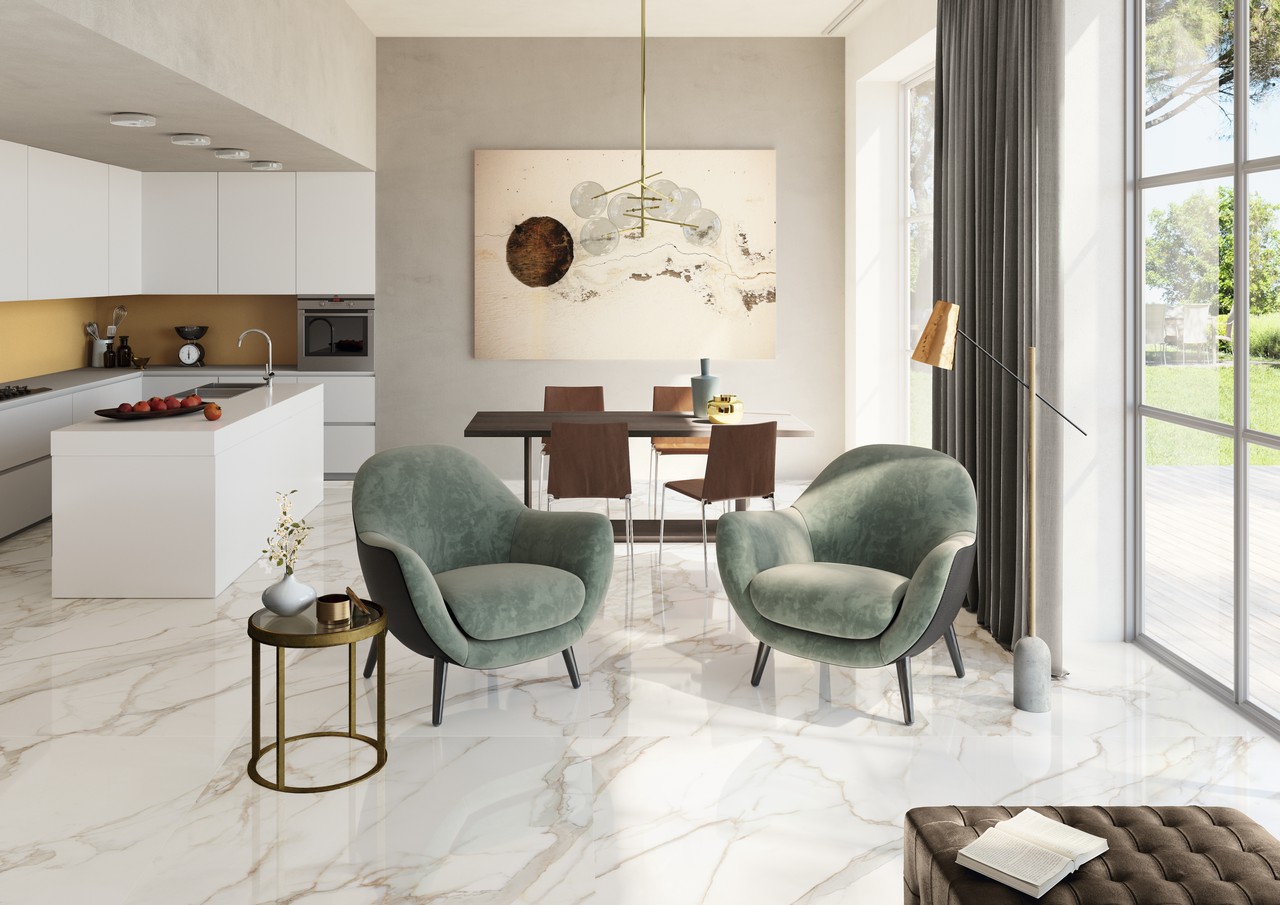 Offenes Wohnzimmer mit Beigetönen und Feinsteinzeug Marmoroptik Weiß - Inspirationen Iperceramica