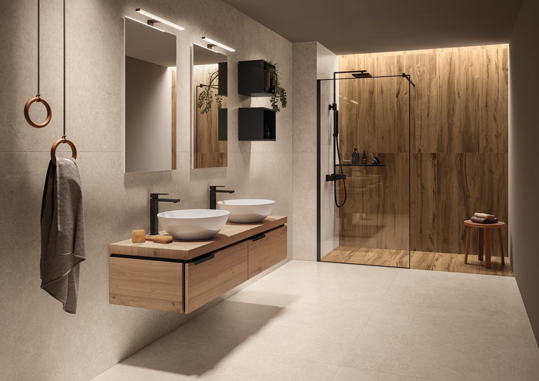 Bagno moderno con doccia e pavimento effetto pietra beige - Ambienti Iperceramica