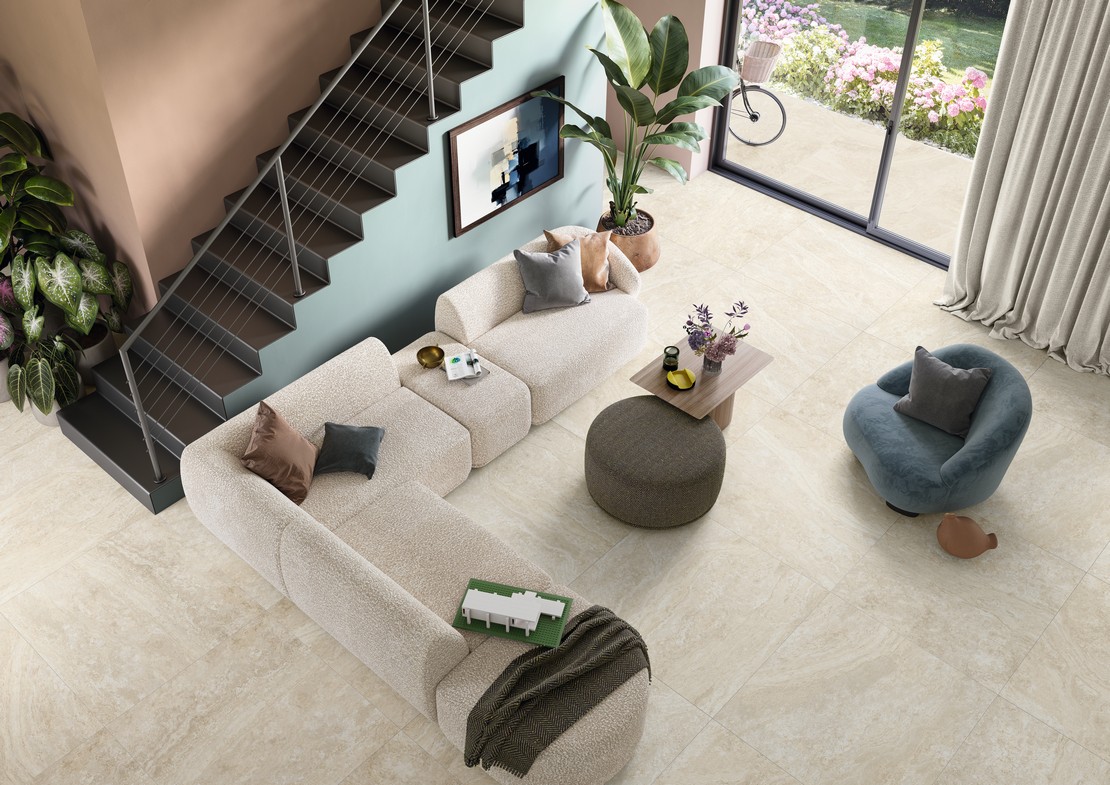 Séjour élégant de luxe avec murs colorés et sol en grès cérame grand format effet travertin beige - Inspirations Iperceramica