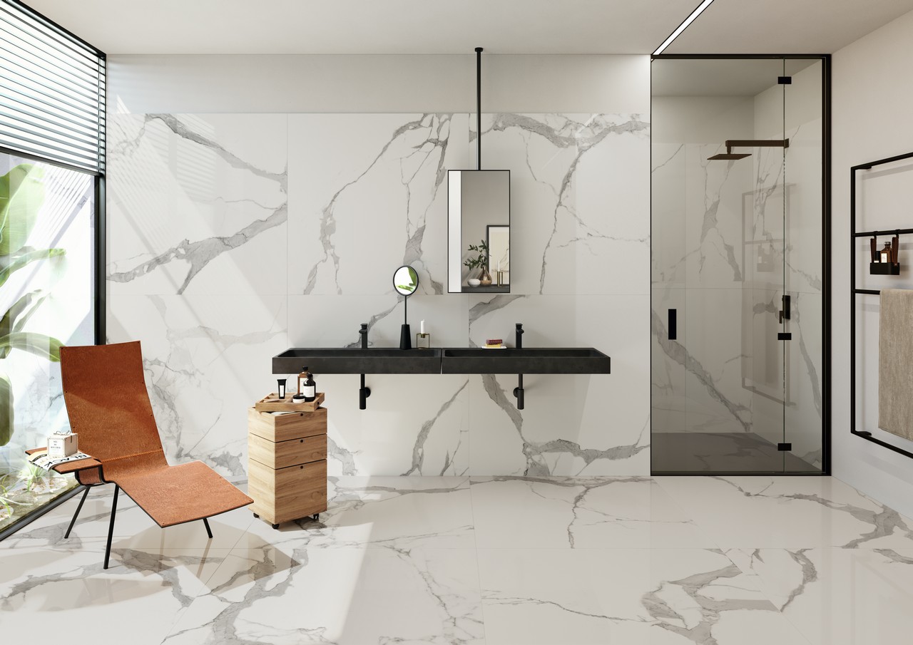 Modernes Badezimmer mit Feinsteinzeug in weiß-grauer Marmoroptik, luxuriös - Inspirationen Iperceramica