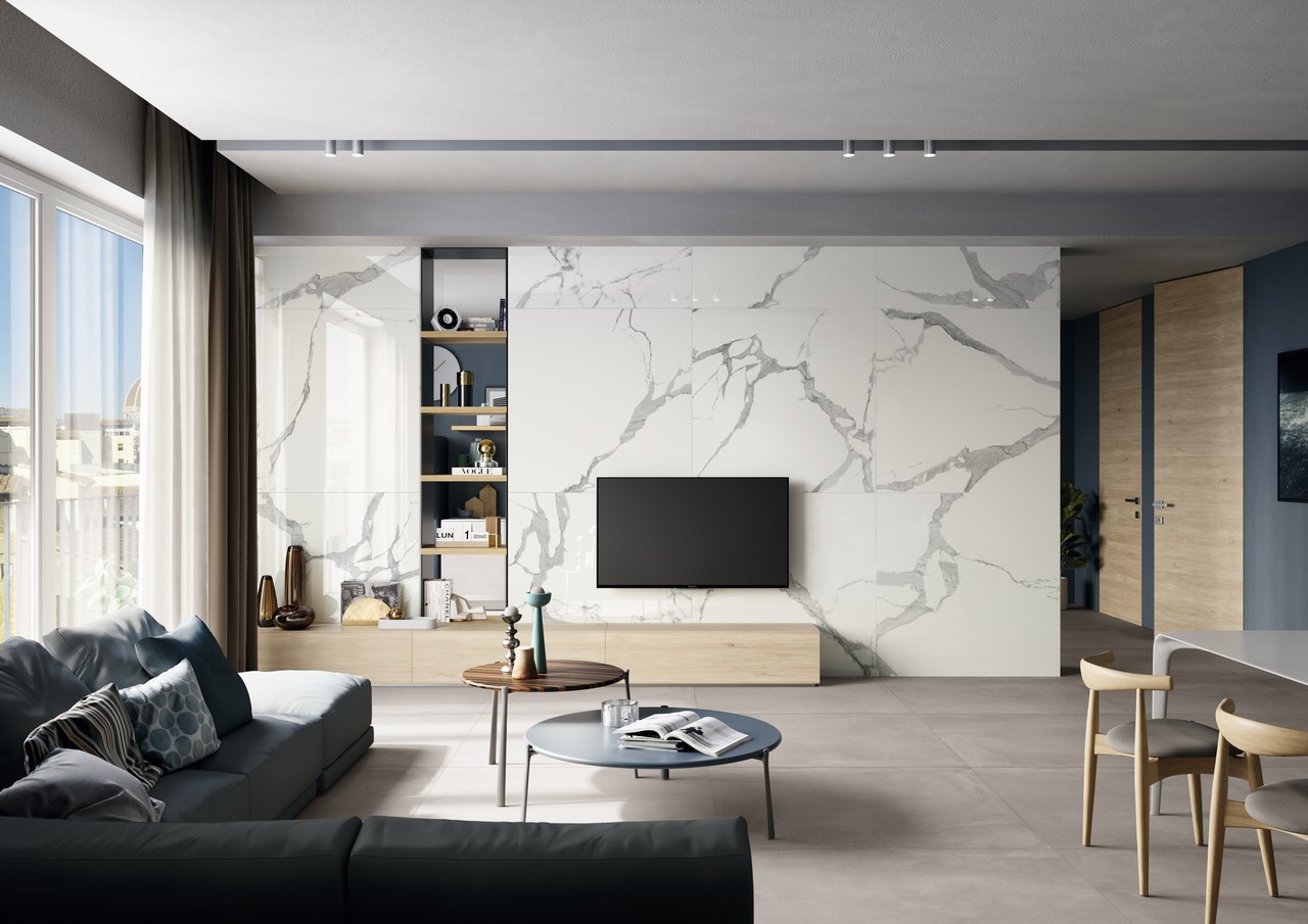Elegantes Wohnzimmer mit Zementoptik und Marmoroptik in Weiß für einen modernen Touch - Inspirationen Iperceramica