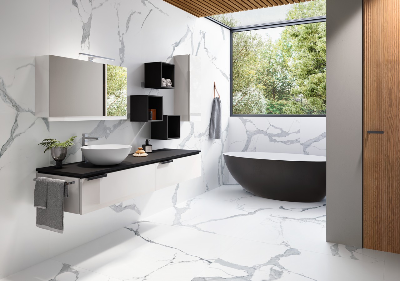 Bagno minimalista con vasca, gres effetto marmo bianco modero - Ambienti Iperceramica