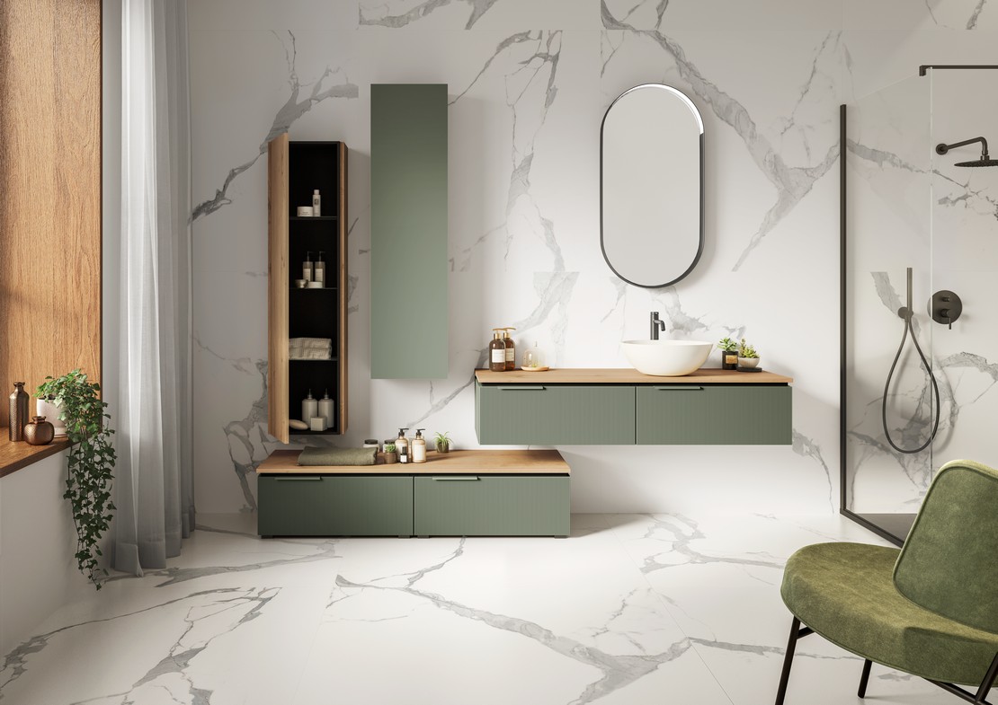 Bagno di lusso con doccia e rivestimento effetto marmo bianco grigio - Ambienti Iperceramica