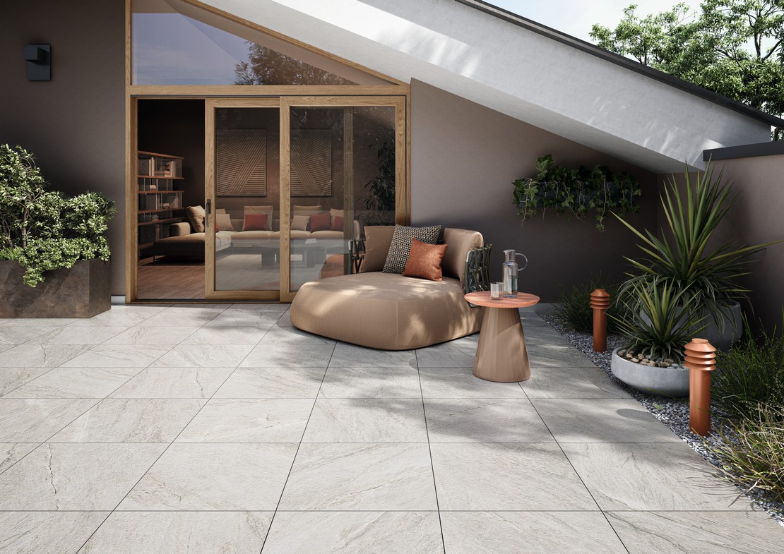 Moderne Terrasse mit Boden Steinoptik Weiss - Inspirationen Iperceramica