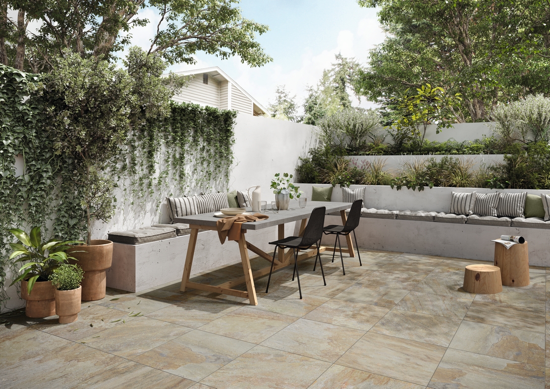 Patio moderno, pavimento effetto pietra grigio - Ambienti Iperceramica