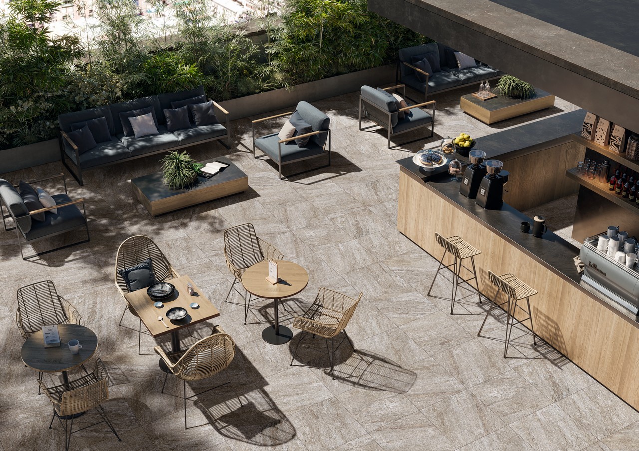 Terrasse de bar-restaurant moderne avec sol imitation pierre beige. - Inspirations Iperceramica