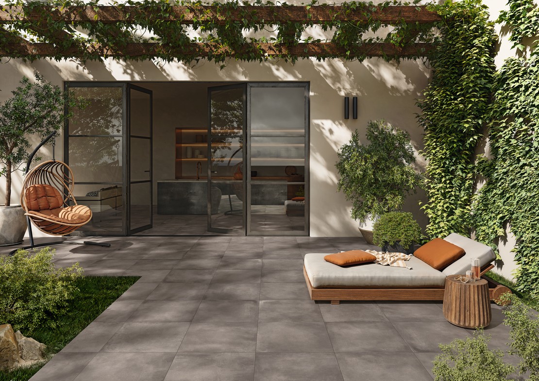 Extérieur rustique avec terrasse et sol effet pierre - Inspirations Iperceramica