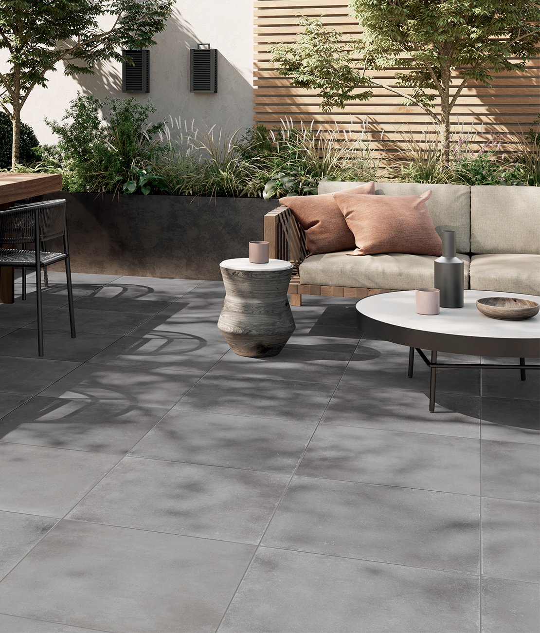 Patio moderno sui toni del beige, pavimento effetto pietra grigio - Ambienti Iperceramica